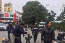 CSGT quăng lưới bắt xe máy, học sinh ngã: Nên không?