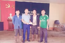 Nhặt được 15 triệu đồng, 2 thanh niên người Mông trả lại người mất