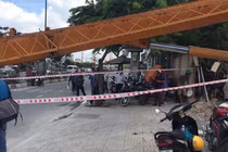 Cần cẩu đổ sập trên đại lộ đẹp nhất TP HCM