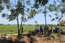 Thi thể nam thanh niên cùng chiếc xe máy dưới mương nước