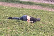 Thanh niên có hình xăm chết như ngủ trên bờ đê Hà Nội