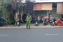 Đang hát karaoke bị đối thủ dùng chai bia đâm vào cổ tử vong