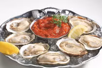 Chưa đầy 30 phút, người đàn ông ăn hết 180 con hàu sống