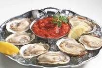 Chưa đầy 30 phút, người đàn ông ăn hết 180 con hàu sống