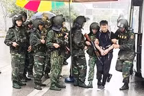 Đường dây đánh bạc Trung Quốc "tái mặt" khi bị lính Biên phòng "cực ngầu" dẫn độ