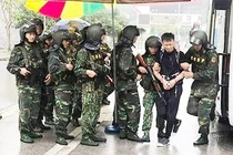 Đường dây đánh bạc Trung Quốc "tái mặt" khi bị lính Biên phòng "cực ngầu" dẫn độ