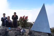 Hòa thượng Thích Huyền Diệu thăm và cầu an trên đỉnh Fansipan