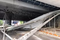 Sập giàn giáo đầu hầm Thủ Thiêm, giao thông “tê liệt“