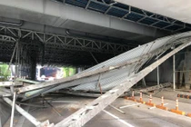 Sập giàn giáo đầu hầm Thủ Thiêm, giao thông “tê liệt“