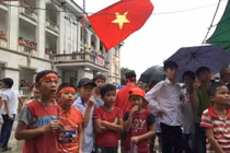 Bất chấp trời mưa, hàng trăm người đến nhà Văn Toàn cổ vũ Việt Nam