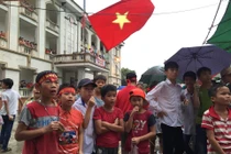 Bất chấp trời mưa, hàng trăm người đến nhà Văn Toàn cổ vũ Việt Nam