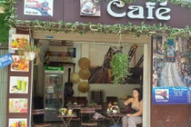 Khách Tây ngẩn ngơ khi phố cà phê đường tàu vắng tanh