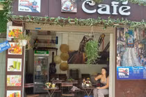 Khách Tây ngẩn ngơ khi phố cà phê đường tàu vắng tanh