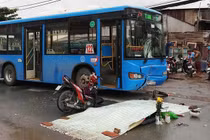 Hiện trường xe máy tông trực diện xe buýt dịp nghỉ lễ 2/9