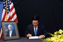 Phó Thủ tướng Phạm Bình Minh viếng Thượng nghị sĩ John McCain