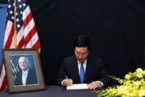 Phó Thủ tướng Phạm Bình Minh viếng Thượng nghị sĩ John McCain