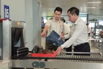 Từ Pháp về Việt Nam, người đàn ông mang theo... 3 khẩu súng