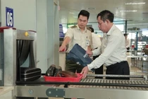 Từ Pháp về Việt Nam, người đàn ông mang theo... 3 khẩu súng