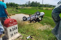 Nghệ An: Ô tô lao xuống cống nước, tài xế tử vong