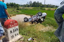 Nghệ An: Ô tô lao xuống cống nước, tài xế tử vong