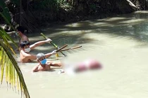 Thi thể phụ nữ bị trói chân chìm dưới nước và vết máu trên nền nhà