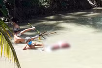 Thi thể phụ nữ bị trói chân chìm dưới nước và vết máu trên nền nhà