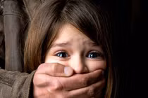 Mẹ ác quỷ nhẫn tâm làm điều này với con đẻ để tái hôn