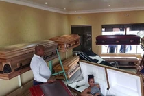 Người phụ nữ mua quan tài cho mình và lý do bất ngờ phía sau