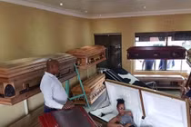 Người phụ nữ mua quan tài cho mình và lý do bất ngờ phía sau