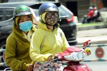 Người dân TP Hồ Chí Minh khổ sở dưới tiết trời nắng nóng
