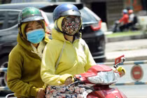 Người dân TP Hồ Chí Minh khổ sở dưới tiết trời nắng nóng