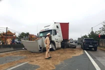 Xe container va chạm ô tô con, 2 tài xế bị thương nặng