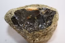 Điều gì khiến người ta bỏ ra vài trăm triệu chỉ để mua một cục đá?