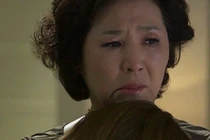 Bám theo con dâu vào nhà nghỉ, mẹ chồng rơi nước mắt xót thương...