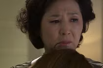 Bám theo con dâu vào nhà nghỉ, mẹ chồng rơi nước mắt xót thương...