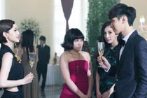 Thấy bạn trai thân mật với tình cũ, cô gái mỉm cười với quyết định bất ngờ