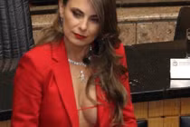 Mặc trang phục hở hang, nữ nghị sĩ gây náo loạn quốc hội Brazil.