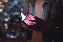  Lần đầu tiên rò rỉ video smartphone gập lại của Samsung