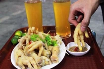 Vì sao phải thận trọng khi ăn món khoái khẩu chân gà ngâm sả ớt?