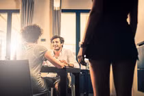 Theo dõi chồng ngoại tình, không ngờ lại gặp điều may mắn nhất đời