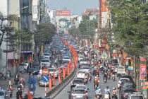 Mùng 1 Tết: Đường phố Hà Nội đông nghẹt ô tô, xe máy
