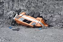 Xe buýt rơi xuống sườn núi ở độ cao 8m, 28 người thương vong