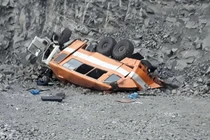 Xe buýt rơi xuống sườn núi ở độ cao 8m, 28 người thương vong