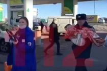 Hãi hùng mẹ quấn túi nilon vào đầu con trai rồi bỏ trong rừng cả đêm