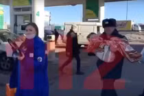 Hãi hùng mẹ quấn túi nilon vào đầu con trai rồi bỏ trong rừng cả đêm