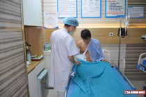 Thanh niên bất ngờ bị gãy vụn xương vì chống tay khi ngã