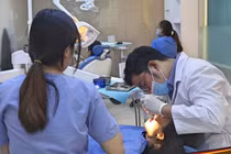 Cô gái trẻ rơi cả hàm răng sau khi bọc răng sứ