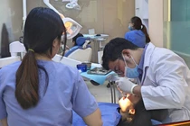 Cô gái trẻ rơi cả hàm răng sau khi bọc răng sứ