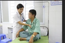 Hút thuốc nhiều như ăn cơm, người đàn ông suýt mất mạng