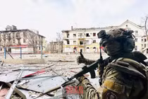 Lính Nga "bọc sườn" giúp quân Wagner càn quét trung tâm Bakhmut 